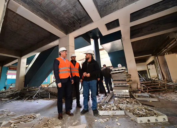 dunyanin-en-sacma-binasi-kahramanmarastaki-18-katli-binanin-sokumu-devam-ediyor-1643721392443.jpg 'Dünyanın en saçma binası' Kahramanmaraş'taki 18 katlı binanın sökümü devam ediyor-7