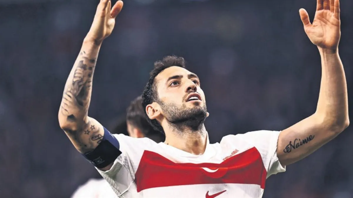 Hakan Çalhanoğlu milli formayla 100'ler kulübüne girecek