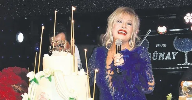 Emel Sayın'a sahnede kutlama