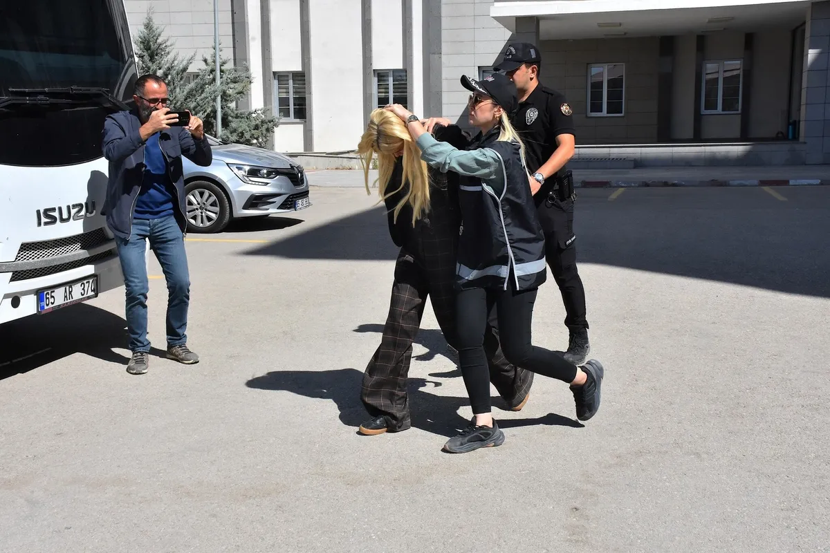Vanlı Kara Haydar soruşturmasında Çağla Öz ve 3 şüpheli adliyeye sevk edildi-4