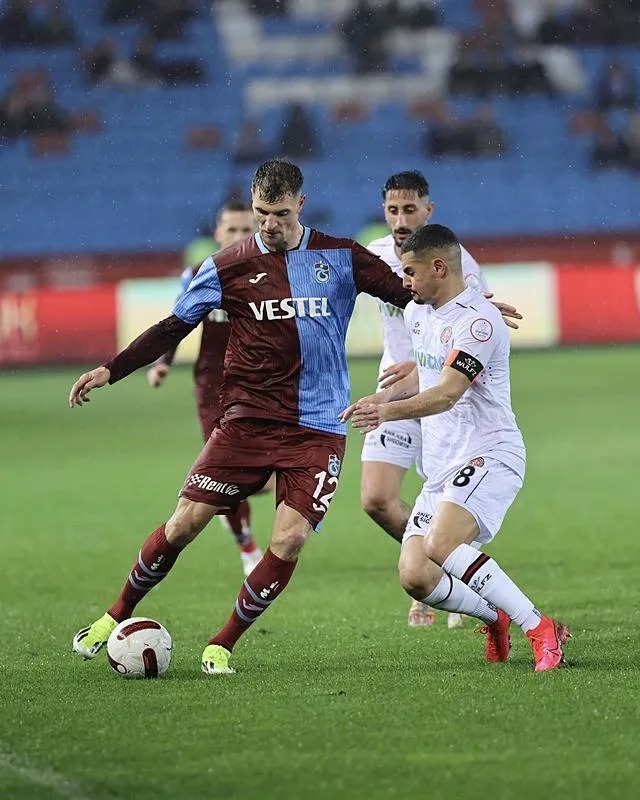 trabzonspor-evinde-fatih-karagumruku-4-1-maglup-etti-iste-macta-yasananlar-1710006749207.jpeg Trabzonspor evinde Fatih Karagümrük'ü 5-1 mağlup etti! İşte maçta yaşananlar...-5