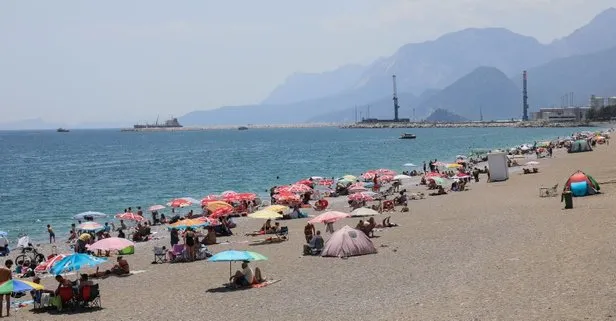 Antalya’da hava sıcaklığı 37 dereceyi gördü! Konyaaltı Sahili doldu