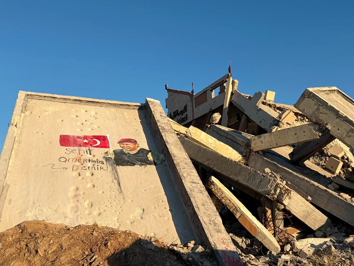 Ömer Halisdemir'in kabrine akın... Aksakallı: O Alparslan'ın kefenini giydi! Gazze'den duygulandıran çizim-18