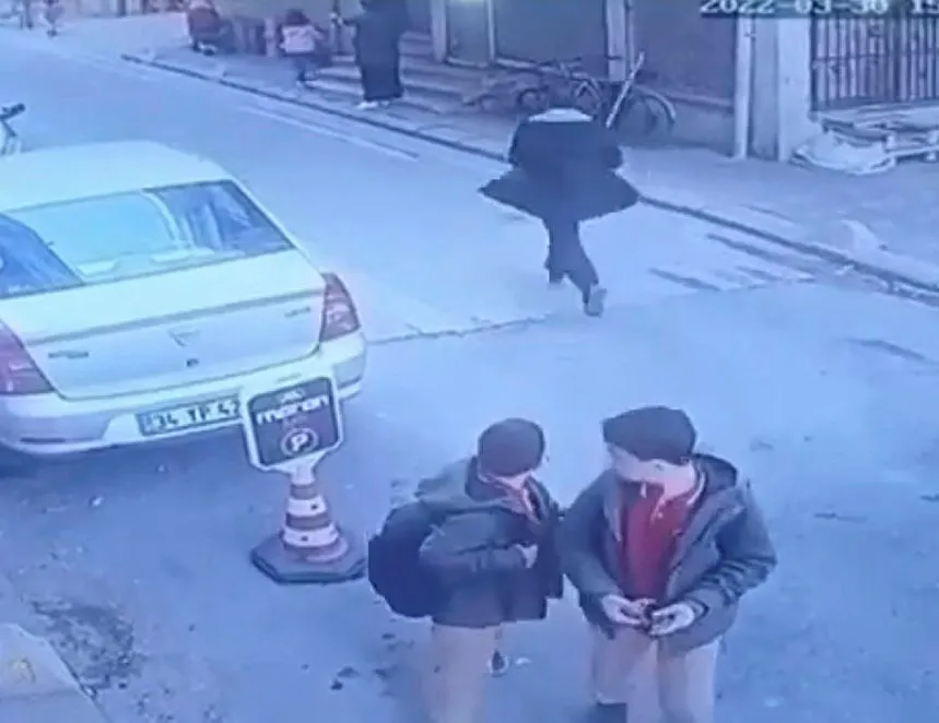 İstanbul’da sokak ortasında kız kardeşine dehşeti yaşattı