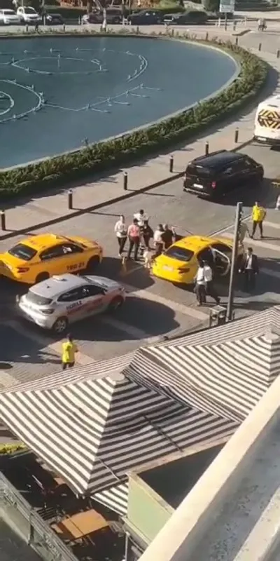 istanbulda-aglayan-cocuguna-aldirmayan-yolcu-taksiciye-silah-cekti-1664958391907.jpg İstanbul'da ağlayan çocuğuna aldırmayan yolcu taksiciye silah çekti-2