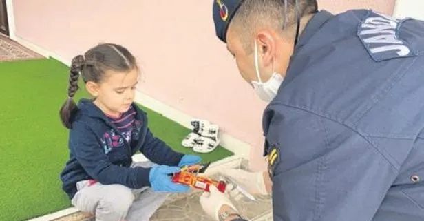 Düzce İl Jandarma Komutanlığı ekipleri 6 yaşındaki Ravzanur’un çikolata isteğini yerine getirdi