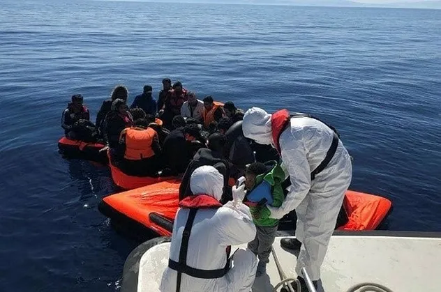 Son dakika: İzmir'de Yunan Sahil Güvenlik unsurlarınca Türk kara sularına itilen 30 göçmen kurtarıldı