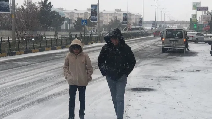 beklenen-kar-yagisi-basladi-vatandaslar-beyaz-ortuyle-uyandi-yollar-ulasima-kapandi-a-haber-muhabirleri-sahada-1702816225443.jpeg Beklenen kar yağışı başladı | Cadde ve sokaklar beyaza büründü yollar ulaşıma kapandı! A Haber muhabirleri sahada: İşte yurttan görüntüler-2