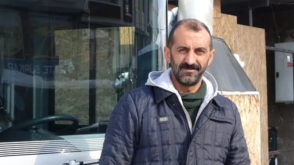 yasli-kadin-catidan-dusen-kar-kutlesinden-saniyelerle-kurtuldu-1643114753954.jpg Yaşlı kadın çatıdan düşen kar kütlesinden saniyelerle kurtuldu-5