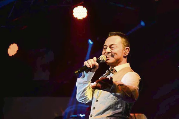 cinli-bakan-serdar-ortaca-benzerligiyle-bu-kadari-olmaz-dedirtti-hik-demis-burnundan-dusmus-tipatip-aynisi-1610565695302.jpg Çinli bakan Serdar Ortaç'a benzerliğiyle bu kadarı olmaz dedirtti! Hık demiş burnundan düşmüş! Tıpatıp aynısı...-9