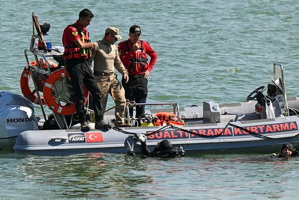 İzmir Menderes’te baraj gölüne düşen helikopterdeki Türk personelin cansız bedenine ulaşıldı! Arama çalışmaları sona erdi-2
