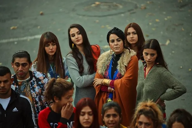 kartal-ve-baharin-sonu-geldi-apar-topar-kaciyorlar-uc-kurus-3-bolum-fragmani-gercek-katil-ortaya-cikti-onlar-da-ogrenecekler-benim-kim-oldugumu-1636659277231.jpg Üç Kuruş 3. bölüm fragmanı: Gerçek katil ortaya çıktı 'Onlar da öğrenecekler benim kim olduğumu!' Kartal ve Bahar'ın sonu geldi-4