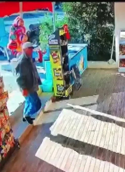 market-kirlenmesin-diye-ayakkabisini-cikarip-corapla-markete-girdi-1633861960377.jpg Market kirlenmesin diye ayakkabısını çıkarıp çorapla markete girdi-3