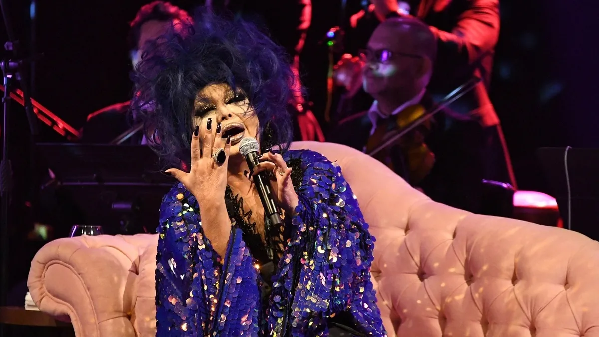 1791376936705.jpg Kadıköy Boğası Diva'ya "Cengiz Abla" dedi! Bülent Ersoy kendisine yapılan pota böyle yanıt verdi: "Eskilere gitsek neler olacak"-4