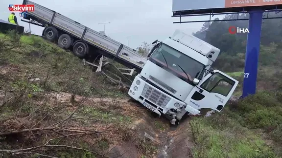 Beykoz’da sağanak yağış kaza getirdi: TIR devrildi! 1 yaralı