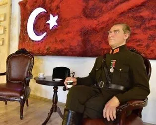 İzmir’de Atatürk’ün hiperreal heykeli sergilenmeye başladı