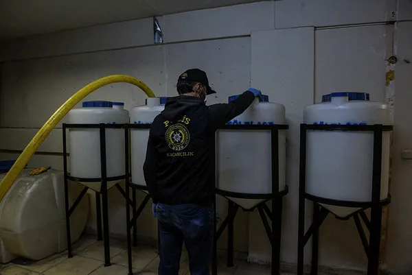 metil-alkol-zehirlenmesinden-14-gunde-69-kisi-oldu-1603365840914.jpg Metil alkol zehirlenmesinden 14 günde 69 kişi öldü-2