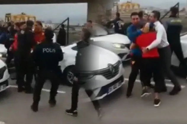 İzmir'de Göztepeli futbolcu ve taraftarlar arasında kavga çıktı!-2