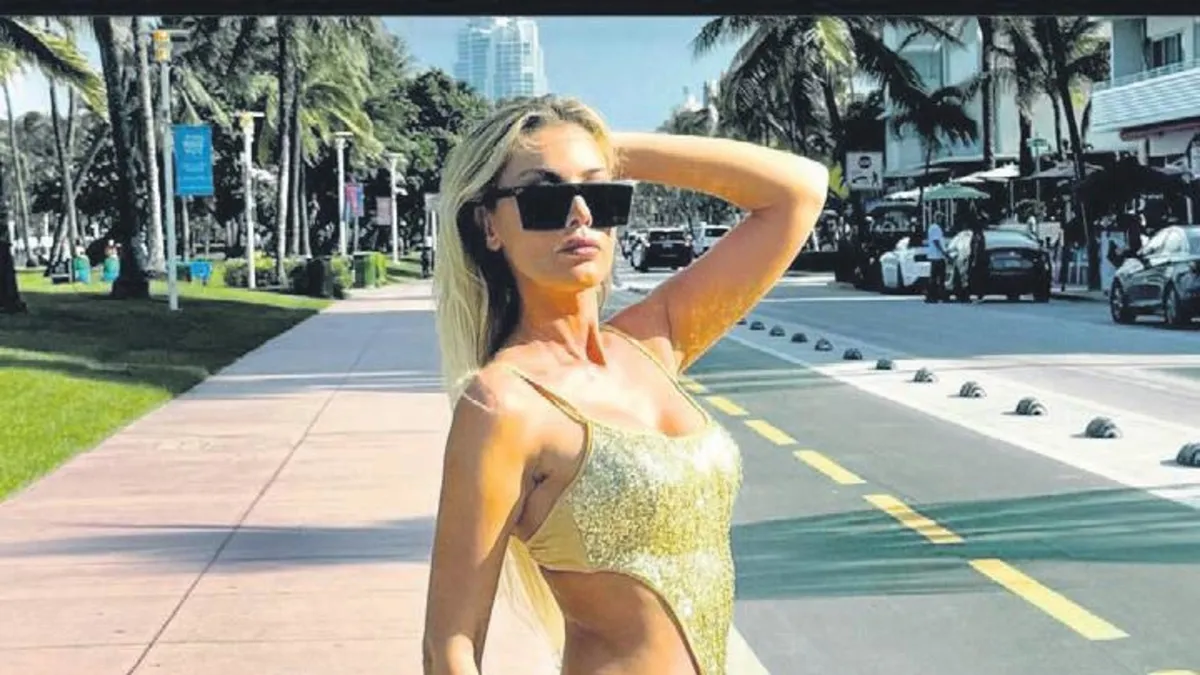 Petek Dinçöz, Miami sokaklarını mayosuyla dolaştı