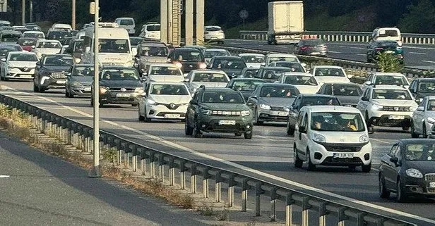 Otoyollarda bayram yoğunluğu! Araçlar durma noktasına geldi