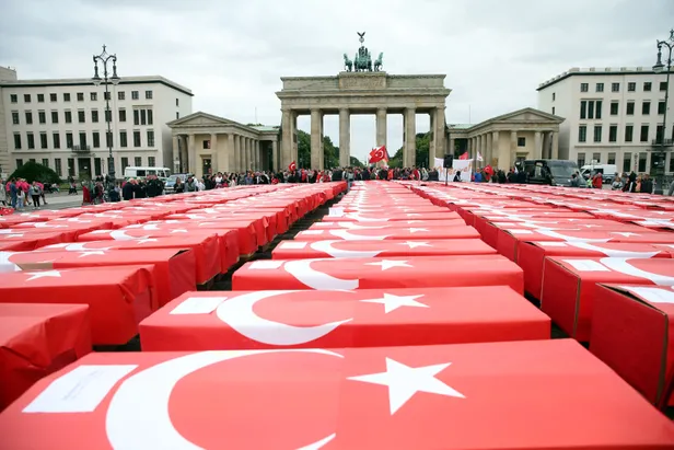 Almanya'nın tarihi meydanında dikkat çeken anma! 15 Temmuz'u böyle andılar-1