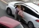 Eline bıçağı aldı! Dehşet saçtı