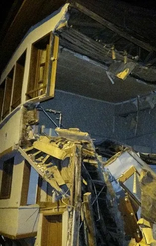 Son dakika: Bursa'da 100 yıllık tarihi bina yerle bir oldu