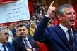 Özgür Özel konuşurken notla çekiştirdiler! Sezgin Tanrıkulu yazdı, Zeynel Emre’ye uzattı