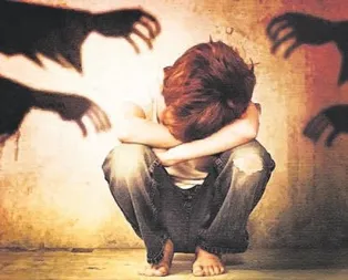 Çığlık atıp tekmelesin dikkati üzerine çeksin