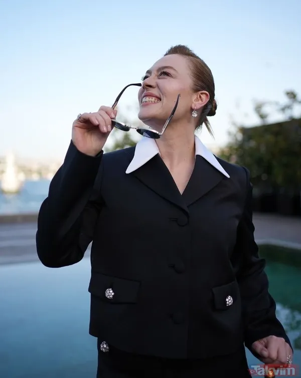 Bir sosyal medya kullanıcısı X'te yaptığı paylaşımda, "Demet Evgar sette herkesi bezdirmiş, geç gelmeler, kaprisler, ağlamalar... Küfür ve hakaret ettiği...