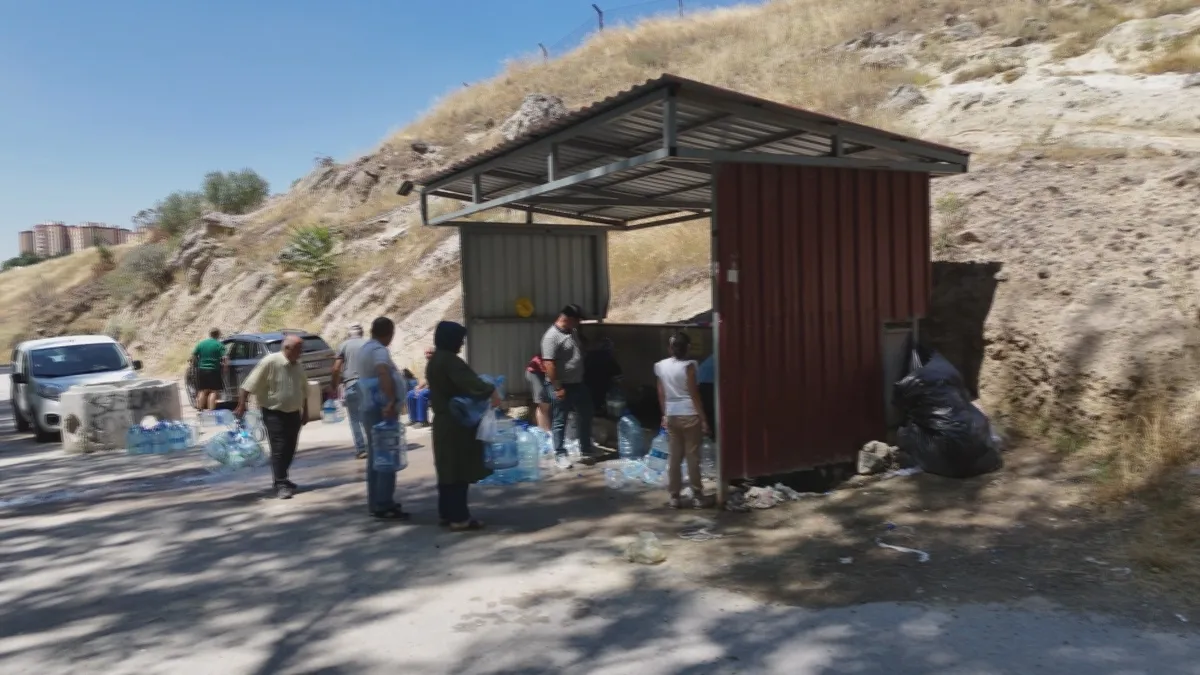 1785157418699.jpeg Ankara'nın Altındağ ve Mamak ilçelerinde yaşayan vatandaşlar, üç gündür devam eden su kesintisi yüzünden büyük mağduriyet yaşadı. (Fotoğraflar İHA'dan alınmıştır.)