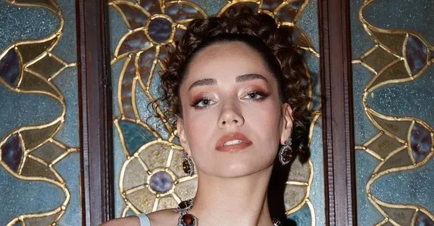 Ünlü oyuncu Özge Özacar gönlünü iş insanı Oğuz Özmen'e kaptırdı! Sevgilisini öpücüklere boğdu