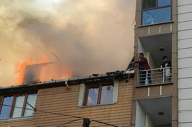 Esenyurt'ta yangın paniği! 3 katlı binada çıkan yangın kameralar yansıdı-4