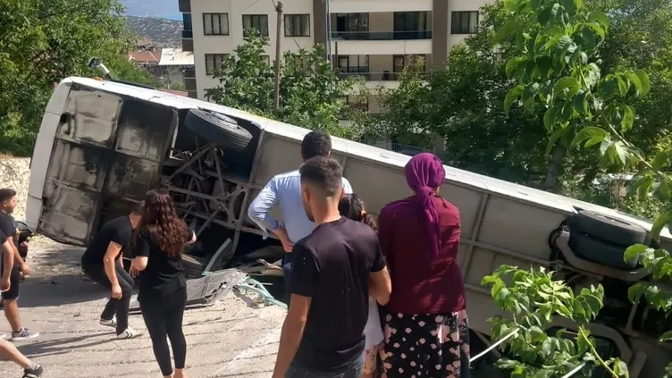Tur otobüsünde dehşet anlar! Araç devrildi, 3'ü ağır 26 kişi yaralandı