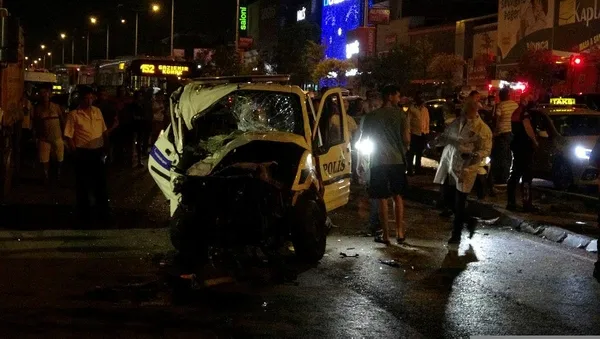 Son dakika: İzmir'de kahreden olay! İhbara giden polis aracı otomobille çarpıştı; 1 şehit, 4 yaralı-1