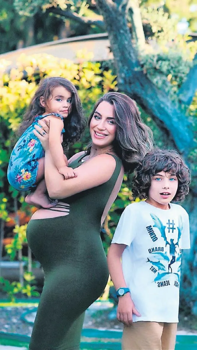 Eski futbolcu Sabri Sarıoğlu'nun eşi Yağmur Sarıoğlu karnı burnunda pozlarını sosyal medyada paylaştı