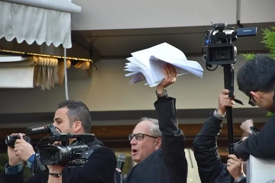 CHP binasına kilit vuruldu, partililer sokakta kaldı-2