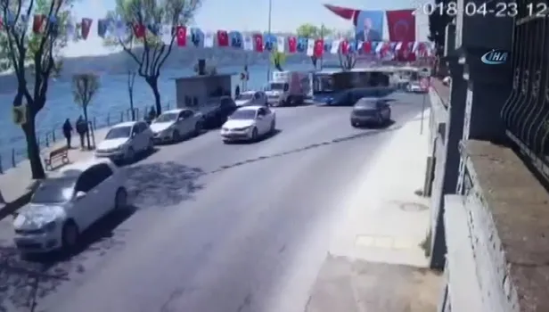 Sarıyer'de halk otobüsü 4 aracı biçti