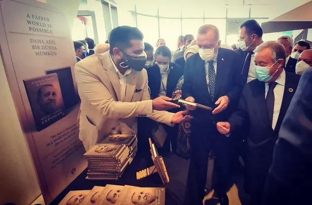 baskan-erdogan-daha-adil-bir-dunya-mumkun-kitabini-imzalayarak-bm-genel-sekreteri-antonio-guterrese-hediye-etti-1632162405197.jpeg