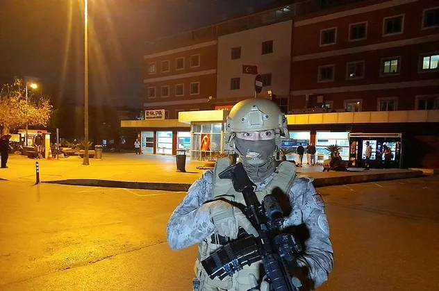 Bakırköy'de hastane önünde silahlı saldırı! Ölü ve yaralılar var