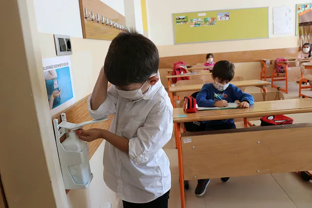 okulda-olmayan-cocuklarda-koronavirus-vaka-sayisi-daha-yuksek-1603354104333.jpg