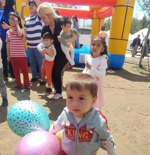 depremzede-cocuklarin-yuzu-bayramda-dr-ile-guldu-1682173854384.jpeg