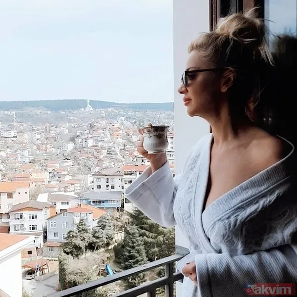 Karlı, Pencere Önünde Verdiği Pozları Instagram Hesabında "Bütün Çiçekleri Kesebilirsin Ama Baharın Gelmesini Durduramazsın" Notuyla Paylaşmıştı.