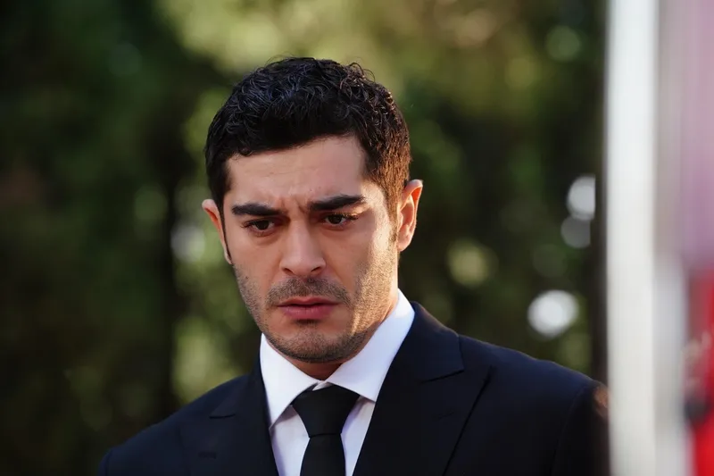 bir-gece-masali-3-bolumde-neler-olacak-mahir-yeni-bir-kararin-esiginde-1726477697240.jpg Bir Gece Masalı 3. bölümde neler olacak? Mahir yeni bir kararın eşiğinde!-3