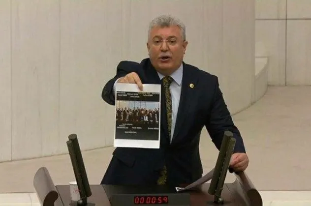 Takvim.com.tr, FETÖ ilişkisini ifşa etmişti... AK Parti Grup Başkanvekili Emin Akbaşoğlu CHP'li Engin Özkoç’u o fotoğrafla yerin dibine soktu