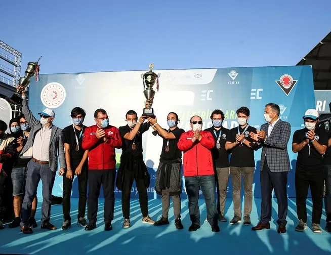 Bakan Varank F1 pistinde tehlike atlattı! Pistten çıktı...