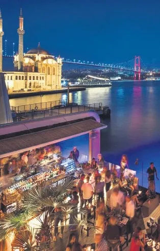 Magazin tarihi böyle olay görmedi! Kadın hayranı Can Yaman için kendini Boğaz'a attı...