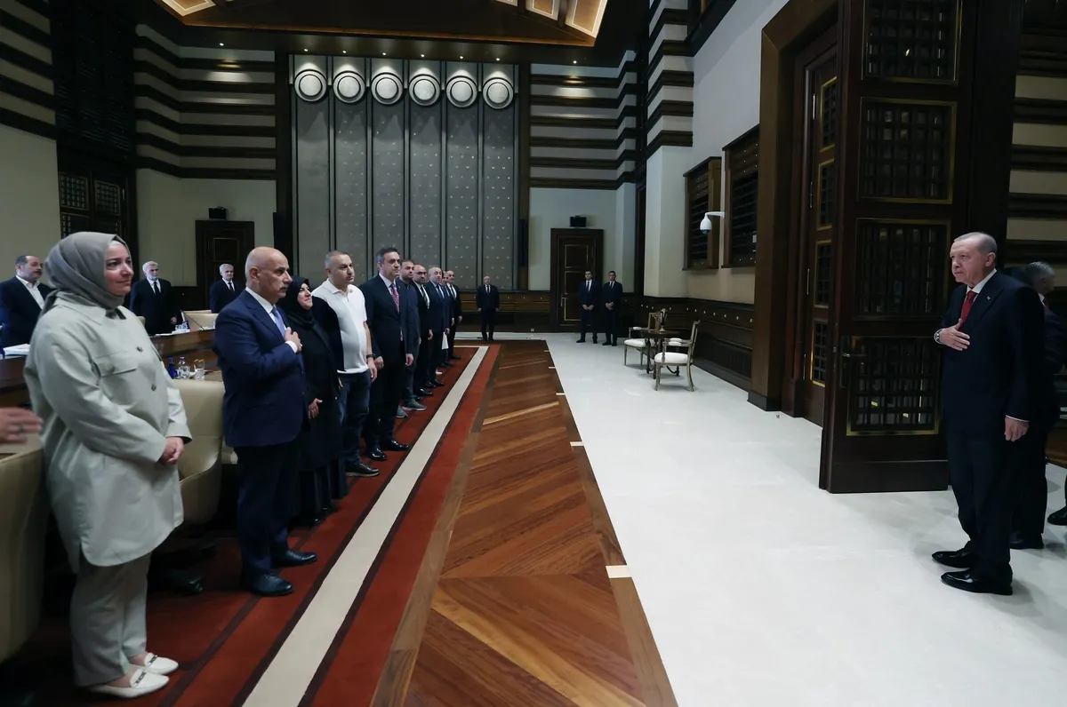 baskan-erdogan-okul-saldirisinda-evladini-kaybeden-ailelerle-bir-araya-geldi-1785871236785.jpeg Başkan Erdoğan okul saldırısında evladını kaybeden ailelerle bir araya geldi-1