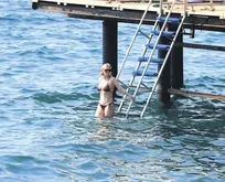 Seçkin Piriler Bodrum’da deniz keyfi yaparken fit fiziğiyle dikkat çekti