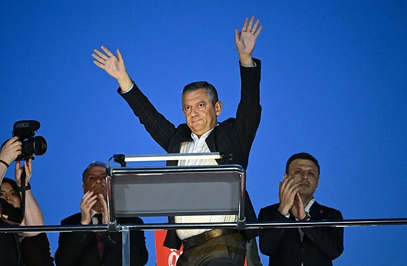 ozgur-ozelden-ak-partiye-tehdit-disarida-ne-belediye-baskani-kalir-ne-meclis-uyesi-1776752763224.jpeg Özgür Özel’den AK Parti’ye tehdit: Dışarıda ne belediye başkanı kalır ne meclis üyesi | "Vız gelir!"-3